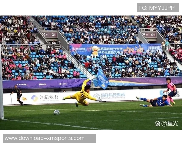 足球可乐妹带你领略激情四射的绿茵场与清爽饮品的完美结合